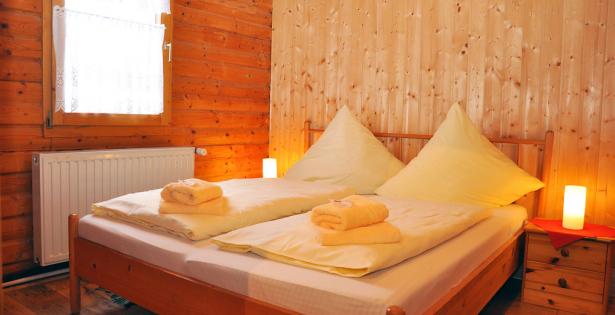 Schlafzimmer mit Doppelbett