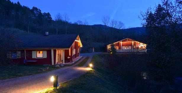 Ferienhäuser bei Dämmerung