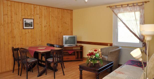 Wohnzimmer (jetzt mit neuem Flachbild-TV)